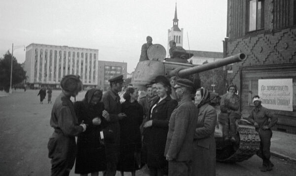 Жители беседуют с советскими танкистами, освободившими Таллин, 1944 год Жители беседуют с советскими танкистами, освободившими Таллин, 1944 год