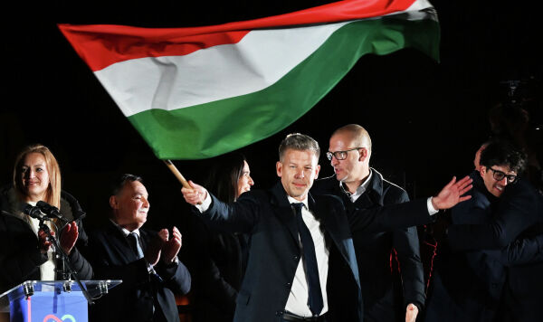 Лидер победившей на парламентских выборах в Венгрии оппозиционной партии "Тиса" Петер Мадьяр (в центре) на митинге в Будапеште