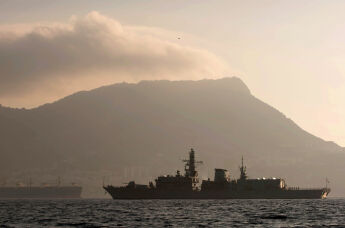 Фрегат британских королевских ВМС HMS Westminster в водах Гибралтара