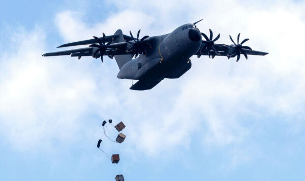 Американский армейский самолет Lockheed Martin C-130J-30 Super Hercules сбрасывает военную технику во время военных учений Swift Response 2025 на полигоне Гайцзюнай, расположенном примерно в 130 км к западу от столицы Литвы, Вильнюса, пятница, 16 мая 2025 года.