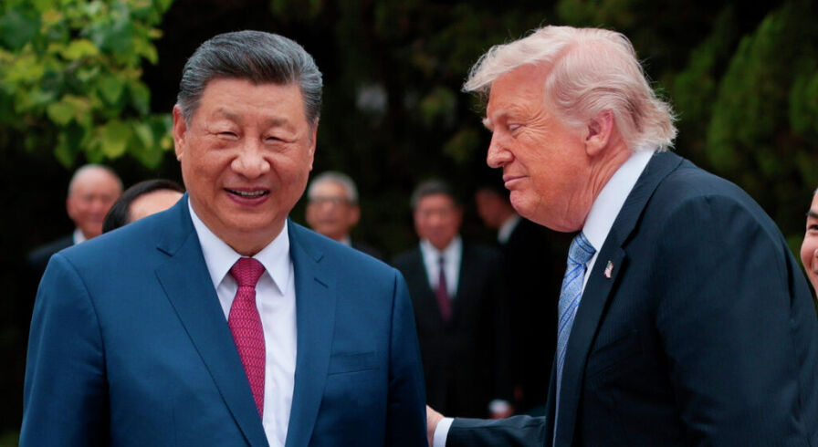 Президент США Дональд Трамп (справа) беседует с председателем КНР Си Цзиньпином, покидая сад Чжуннаньхай в Пекине, пятница, 15 мая 2026 года