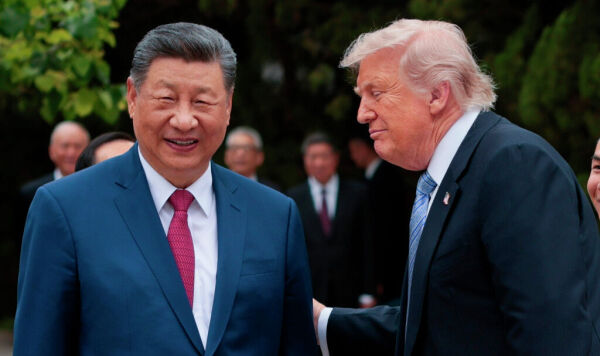 Президент США Дональд Трамп (справа) беседует с председателем КНР Си Цзиньпином, покидая сад Чжуннаньхай в Пекине, пятница, 15 мая 2026 года