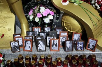 Стихийный мемориал в знак траура по жертвам атаки ВСУ на Старобельск