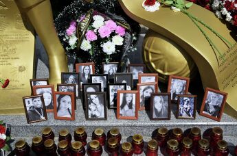 Стихийный мемориал в знак траура по жертвам атаки ВСУ на Старобельск