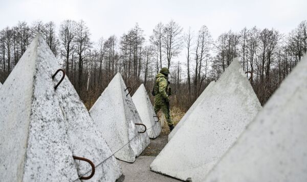 Обстановка на белорусско-украинской границе Бетонные треугольники (тетраэдры) - противотанковые заграждения возле пункта пропуска Новая Гута на границе Белоруссии и Украины
