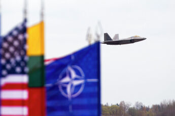 Истребитель F-22 Raptor ВВС США на авиабазе Шяуляй