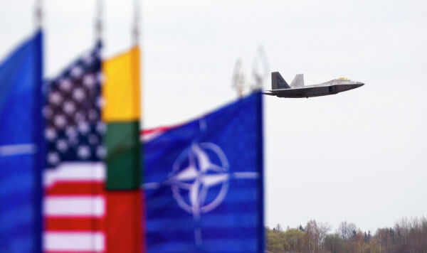 Истребитель F-22 Raptor ВВС США на авиабазе Шяуляй