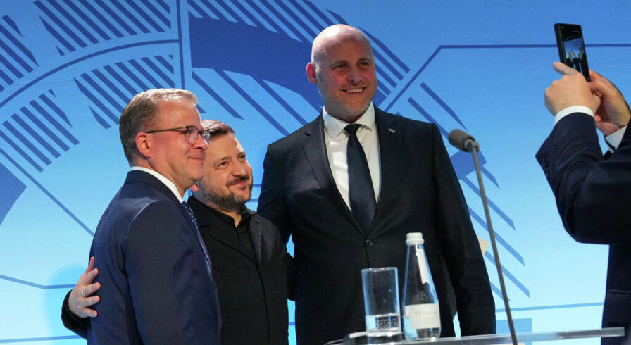 Слева направо: премьер-министр Финляндии Петтери Орпо, президент Украины Владимир Зеленский и премьер-министр Латвии Андрис Кулбергс после пресс-конференции на встрече стран Северной Европы и Балтии в Таллине, Эстония, во вторник, 9 июня 2026 г.