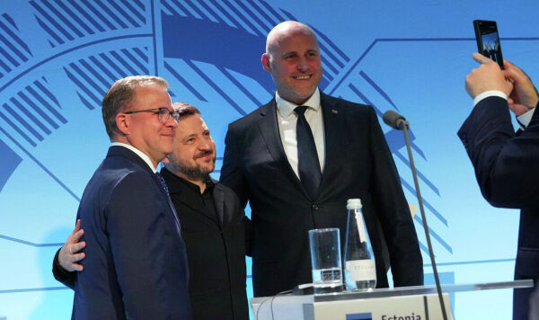 Слева направо: премьер-министр Финляндии Петтери Орпо, президент Украины Владимир Зеленский и премьер-министр Латвии Андрис Кулбергс после пресс-конференции на встрече стран Северной Европы и Балтии в Таллине, Эстония, во вторник, 9 июня 2026 г. Слева направо: премьер-министр Финляндии Петтери Орпо, президент Украины Владимир Зеленский и премьер-министр Латвии Андрис Кулбергс после пресс-конференции на встрече стран Северной Европы и Балтии в Таллине, Эстония, во вторник, 9 июня 2026 г.