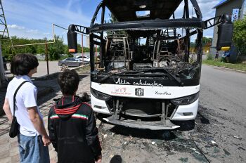 Сгоревший рейсовый автобус "Москва - Симферополь" в результате атаки дрона ВСУ в Енакиево. По предварительным данным, семь человек погибли, 11 получили ранения