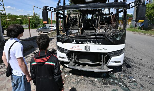 Последствия беспилотной атаки со стороны ВСУ на автобус в ДНР Сгоревший рейсовый автобус "Москва - Симферополь" в результате атаки дрона ВСУ в Енакиево. По предварительным данным, семь человек погибли, 11 получили ранения