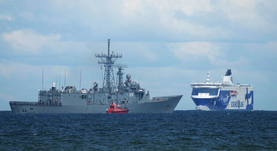 Военный корабль НАТО и круизный паром в море неподалеку от Таллина