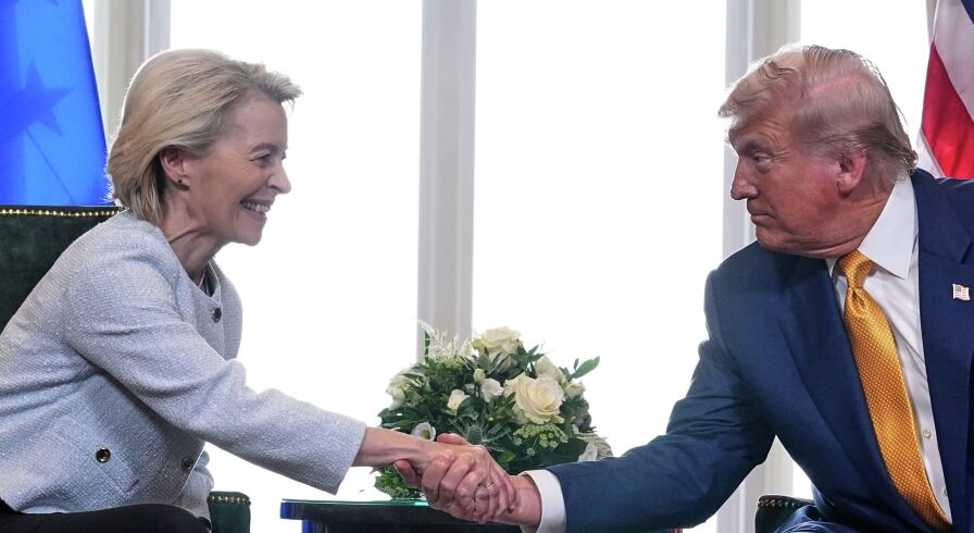 Президент Дональд Трамп и председатель Европейской комиссии Урсула фон дер Ляйен пожимают друг другу руки после достижения торгового соглашения на поле для гольфа Trump Turnberry в Тернберри, Шотландия, 27 июля 2025 года