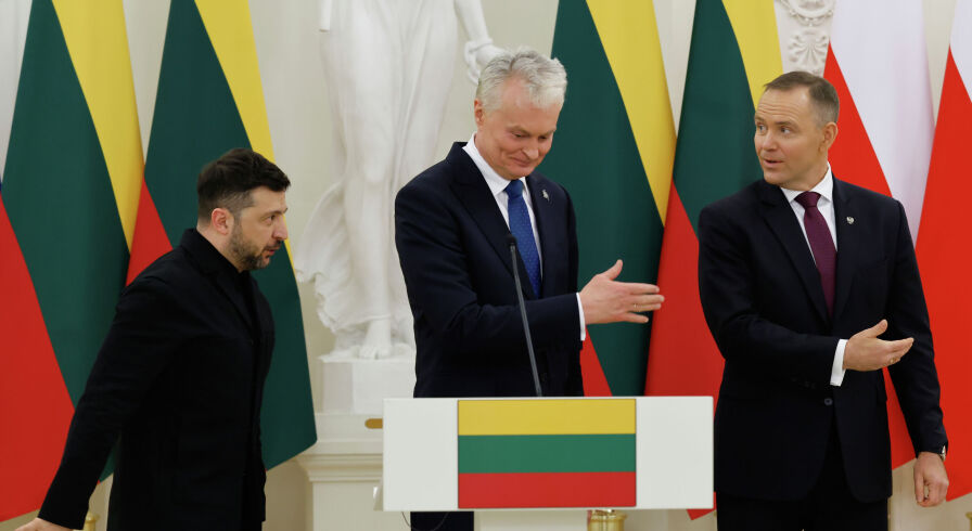 Президент Украины Владимир Зеленский (слева), президент Литвы Гитанас Науседа (в центре) и президент Польши Кароль Навроцкий покидают совместную пресс-конференцию в президентском дворце в Вильнюсе, Литва, воскресенье, 25 января 2026 года.