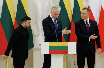 Президент Украины Владимир Зеленский (слева), президент Литвы Гитанас Науседа (в центре) и президент Польши Кароль Навроцкий покидают совместную пресс-конференцию в президентском дворце в Вильнюсе, Литва, воскресенье, 25 января 2026 года.