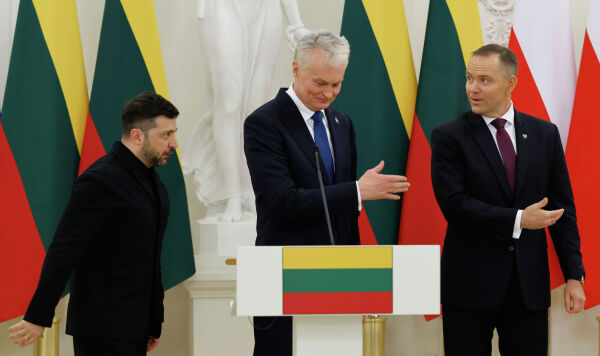 Президент Украины Владимир Зеленский (слева), президент Литвы Гитанас Науседа (в центре) и президент Польши Кароль Навроцкий покидают совместную пресс-конференцию в президентском дворце в Вильнюсе, Литва, воскресенье, 25 января 2026 года Президент Украины Владимир Зеленский (слева), президент Литвы Гитанас Науседа (в центре) и президент Польши Кароль Навроцкий покидают совместную пресс-конференцию в президентском дворце в Вильнюсе, Литва, воскресенье, 25 января 2026 года.