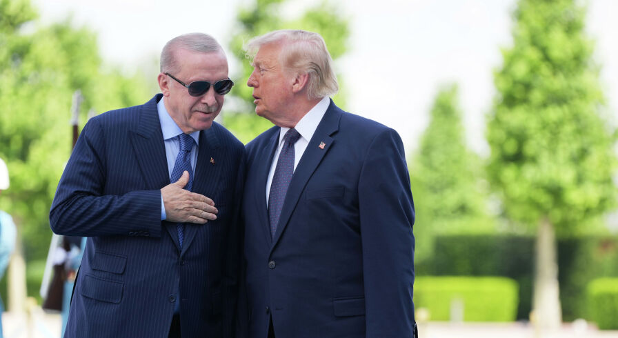 Президент США Дональд Трамп беседует с президентом Турции Реджепом Тайипом Эрдоганом во время встречи в преддверии саммита НАТО в Анкаре, Турция, 7 июля 2026 года