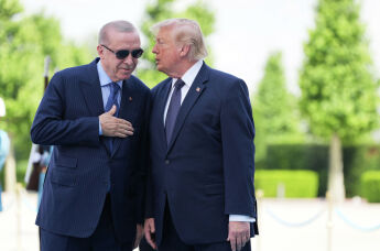 Президент США Дональд Трамп беседует с президентом Турции Реджепом Тайипом Эрдоганом во время встречи в преддверии саммита НАТО в Анкаре, Турция, 7 июля 2026 года