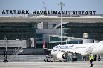Самолет авиакомпании "Turkish Airlines" в аэропорту Стамбула имени Ататюрка.