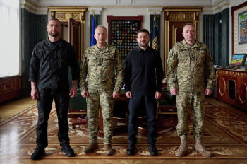 И. о. министра обороны генерал-майор Евгений Хмара, бывший главнокомандующий ВСУ Александр Сырский, президент Украины Владимир Зеленский и новый главнокомандующий ВСУ Михаил Драпатый позируют для фотографии во время встречи в Киеве, 22 июля 2026 года