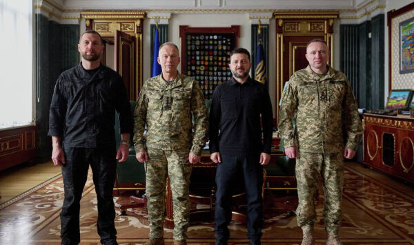 И. о. министра обороны генерал-майор Евгений Хмара, бывший главнокомандующий ВСУ Александр Сырский, президент Украины Владимир Зеленский и новый главнокомандующий ВСУ Михаил Драпатый позируют для фотографии во время встречи в Киеве, 22 июля 2026 года