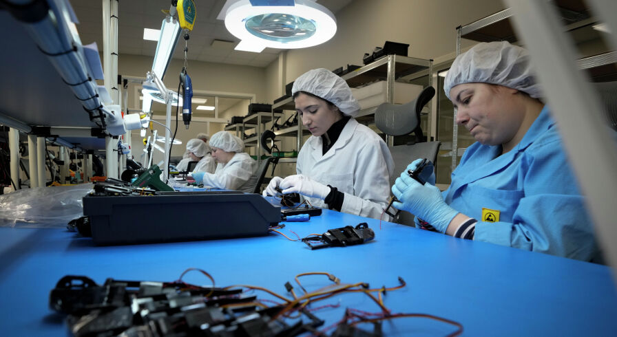 Сборка боевых беспилотников на заводе Atlas Aerospace в Риге, Латвия, 1 февраля 2023 г.