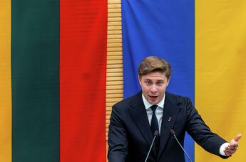 Лидер Социал-демократической партии Литвы Миндаугас Синкявичюс, выдвинутый на пост премьер-министра, выступает в парламенте