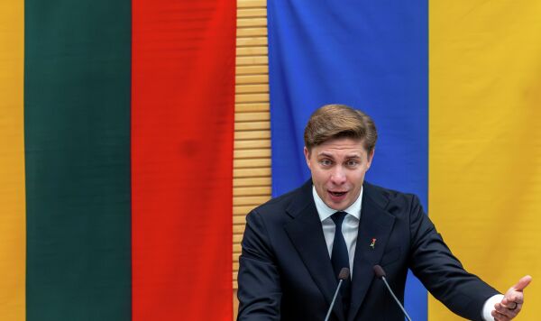 Лидер Социал-демократической партии Литвы Миндаугас Синкявичюс, выдвинутый на пост премьер-министра, выступает в парламенте. Лидер Социал-демократической партии Литвы Миндаугас Синкявичюс, выдвинутый на пост премьер-министра, выступает в парламенте