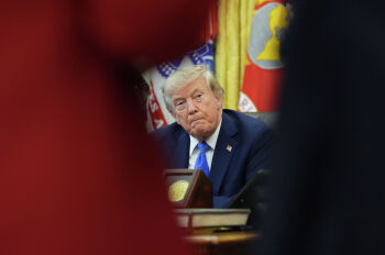 Президент США Дональд Трамп в Овальном кабинете