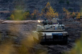 Американский танк M1A2 Abrams на общевойсковых военных учениях с боевой стрельбой Strong Griffon 2025 на полигоне в Пабраде, к северу от столицы Литвы Вильнюса, 29 октября 2025 года
