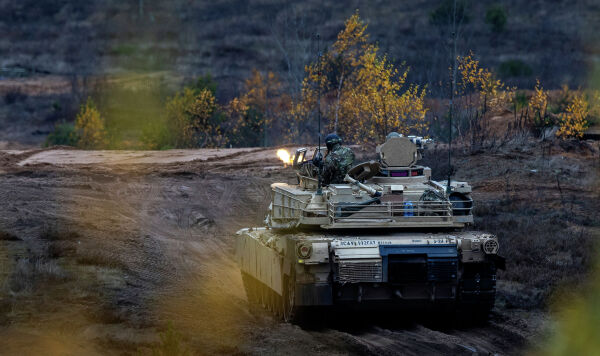 Американский танк M1A2 Abrams на общевойсковых военных учениях с боевой стрельбой Strong Griffon 2025 на полигоне в Пабраде, к северу от столицы Литвы Вильнюса, 29 октября 2025 года