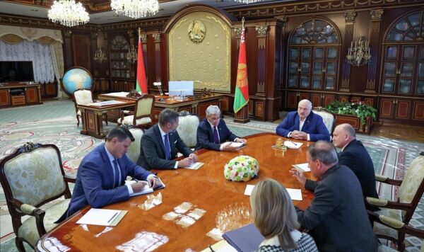 Президент Белоруссии А. Лукашенко провел встречу с представителем президента США Дж. Коулом Президент Белоруссии Александр Лукашенко во время встречи с представителем президента США Джоном Коулом в Минске.