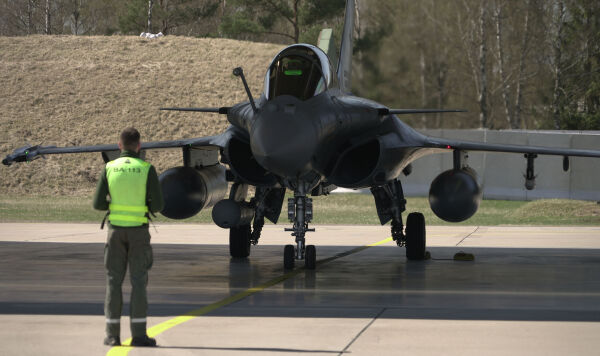 Истребитель Rafale ВВС Франции готовится к взлету с авиабазы Шяуляй в Литве Истребитель Rafale ВВС Франции готовится к взлету с авиабазы Шяуляй в Литве