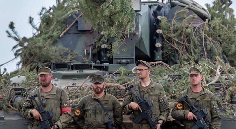 Солдаты бундесвера возле самоходной гаубицы PzH 2000 во время учений Grand Quadriga 2024 в Пабраде, Литва
