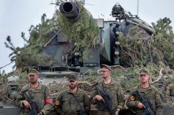 Солдаты бундесвера возле самоходной гаубицы PzH 2000 во время учений Grand Quadriga 2024 в Пабраде, Литва