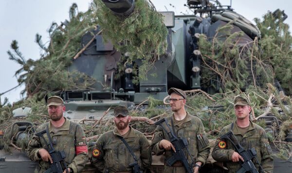 Солдаты бундесвера возле самоходной гаубицы PzH 2000 во время учений Grand Quadriga 2024 в Пабраде, Литва Солдаты бундесвера возле самоходной гаубицы PzH 2000 во время учений Grand Quadriga 2024 в Пабраде, Литва
