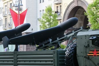 Беспилотные летательные аппараты "Герань-2" в кузове КамАЗа на репетиции парада в Москве в честь 80-й годовщины Победы в Великой Отечественной войне