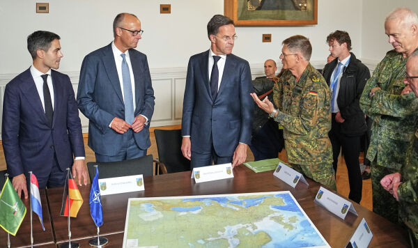 Премьер-министр Нидерландов Роб Йеттен, канцлер Германии Фридрих Мерц и генеральный секретарь НАТО Марк Рютте (слева направо) беседуют с генералами, стоя перед картой Европы Премьер-министр Нидерландов Роб Йеттен, канцлер Германии Фридрих Мерц и генеральный секретарь НАТО Марк Рютте (слева направо) беседуют с генералами, стоя перед картой Европы