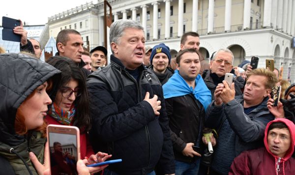 Акция националистов на Украине Бывший президент Украины, лидер партии "Европейская солидарность" Петр Порошенко (в центре) на акции "Нет Капитуляции"