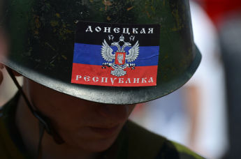 Мужчина в каске с флагом ДНР