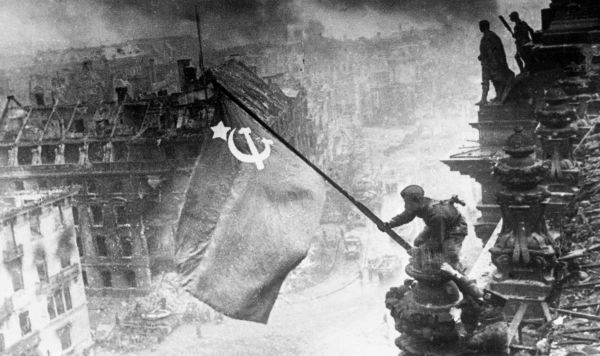 Знамя Победы на здании Рейхстага в Берлине Знамя Победы на здании Рейхстага в Берлине
