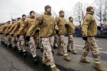 Участники молодежной организации "Яунсардзе" на параде в Риге в День независимости Латвии