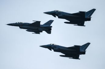 Истребители F16 военно-воздушных сил Польши (слева) и Eurofighter Typhoon ВВС Германии