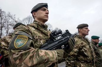 Военнослужащие Латышской батальонной боевой группы НАТО на параде в Риге в День независимости Латвии
