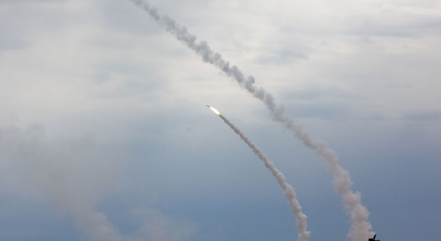 Запуск ракеты зенитно-ракетной системой С-300 в рамках учений (воздушно-огневой конференции) войск ПВО на полигоне Ашулук в Астраханской области