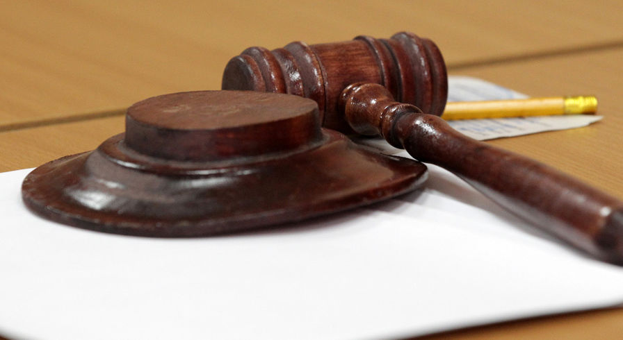 Молоток судьи в зале суда