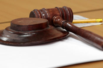 Молоток судьи в зале суда