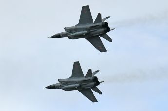 Истребители МиГ-31 с гиперзвуковыми авиационными комплексами Х-47М "Кинжал"