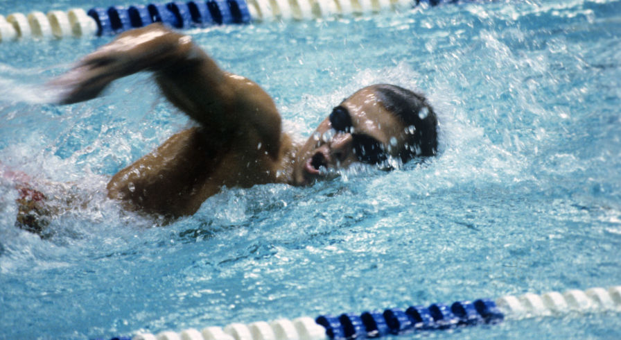 20-летний ленинградский пловец Владимир Сальников - трехкратный олимпийский чемпион (1500 метров вольным стилем, эстафета 4х200 метров вольным стилем, 400 метров вольным стилем). XXII Олимпийские игры. Плавательный бассейн СК "Олимпийский".