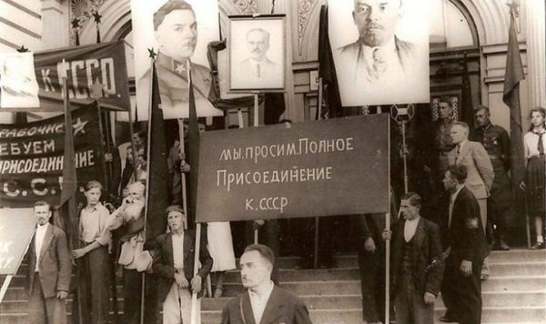 Рижане с плакатами о просьбе присоединения к СССР